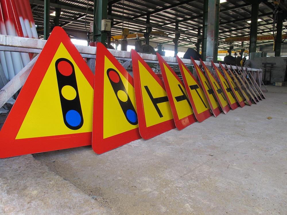 Gia công biển báo giao thông hình tam giác