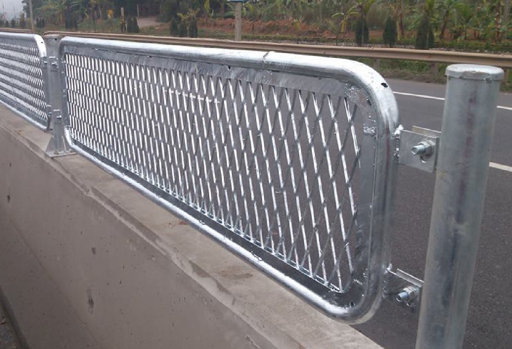 Thi công lưới chống chói giao thông